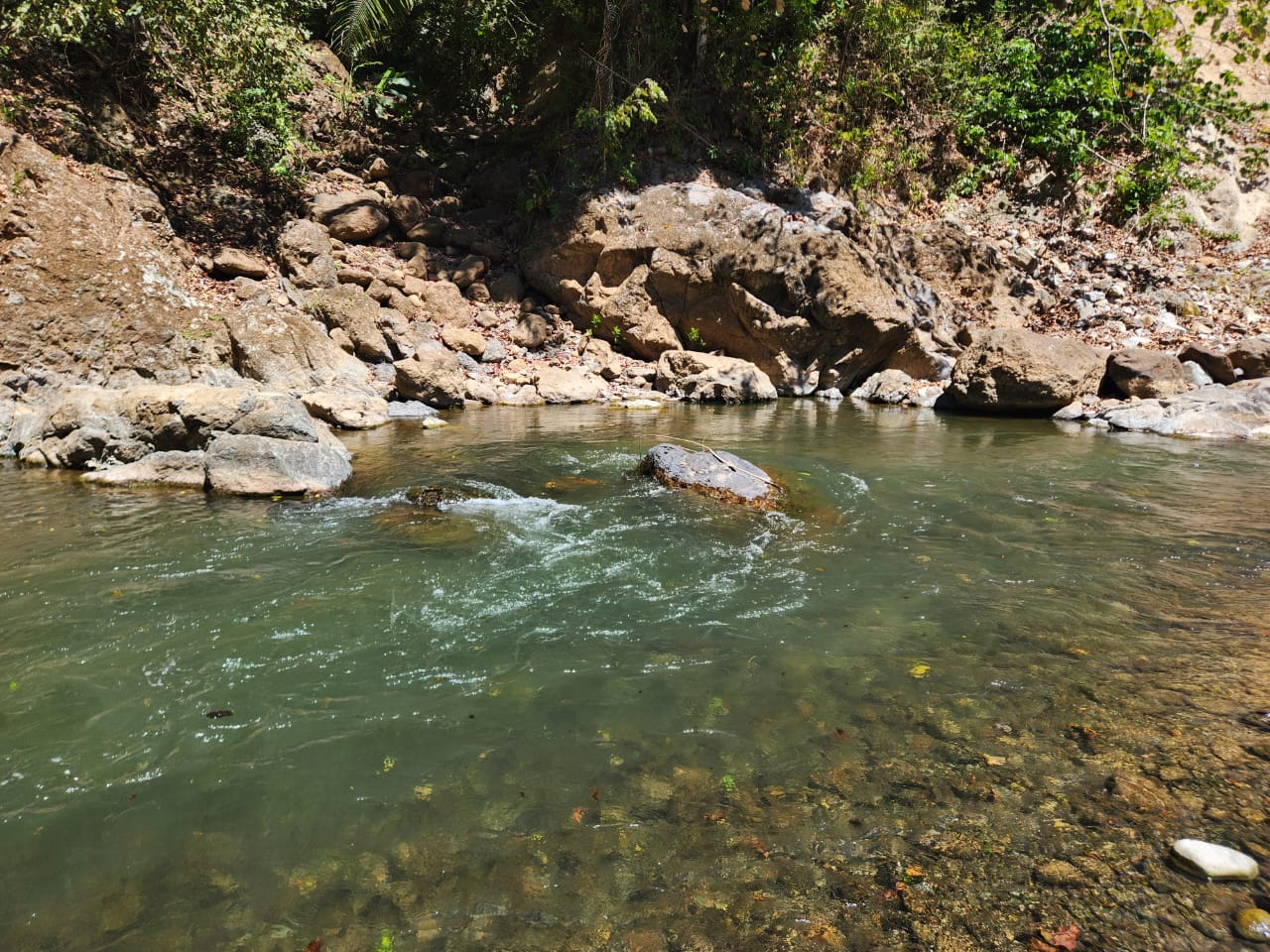 Sala de estar con decoración costarricense