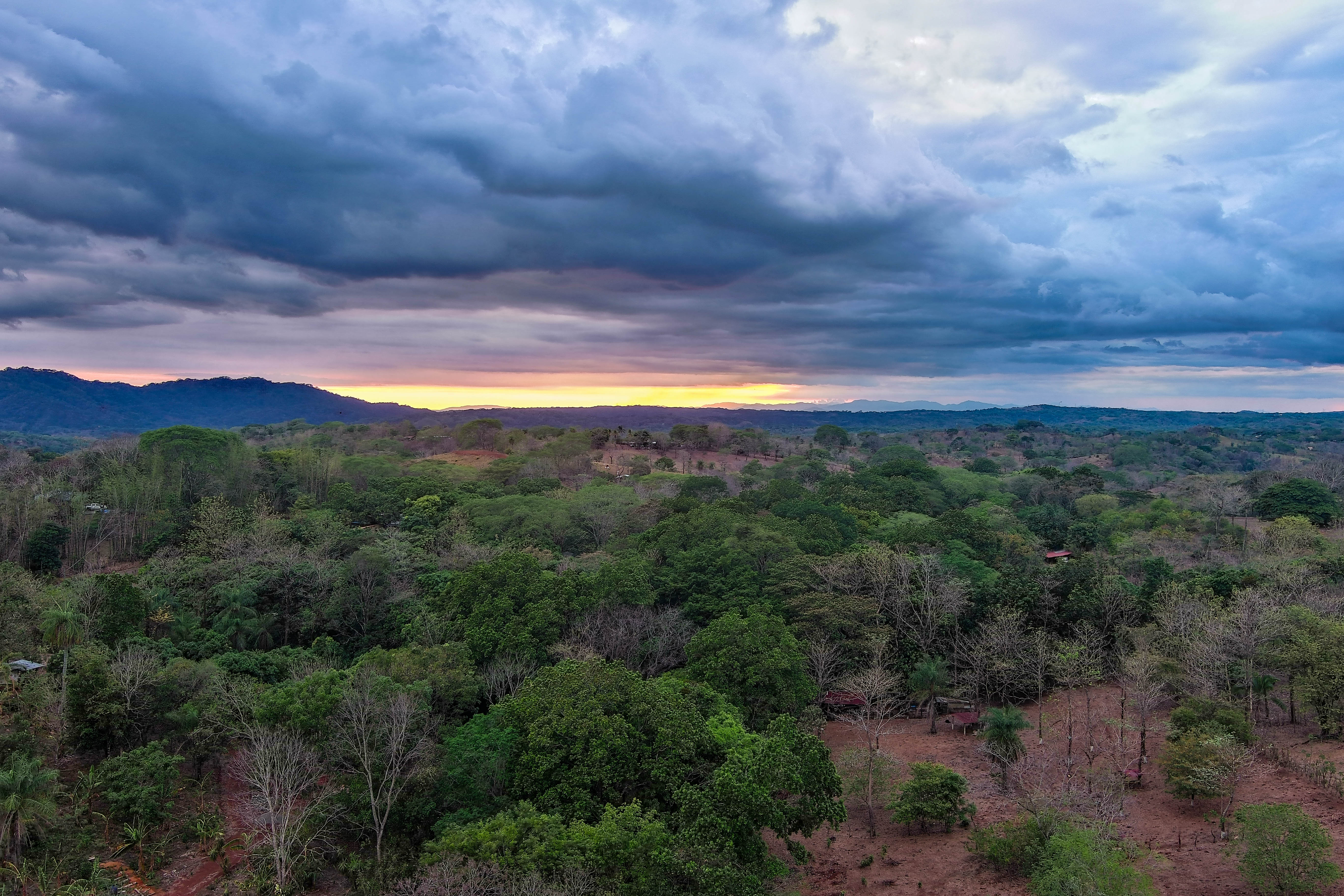 Atardecer espectacular sobre el paisaje tropical de Turrubares