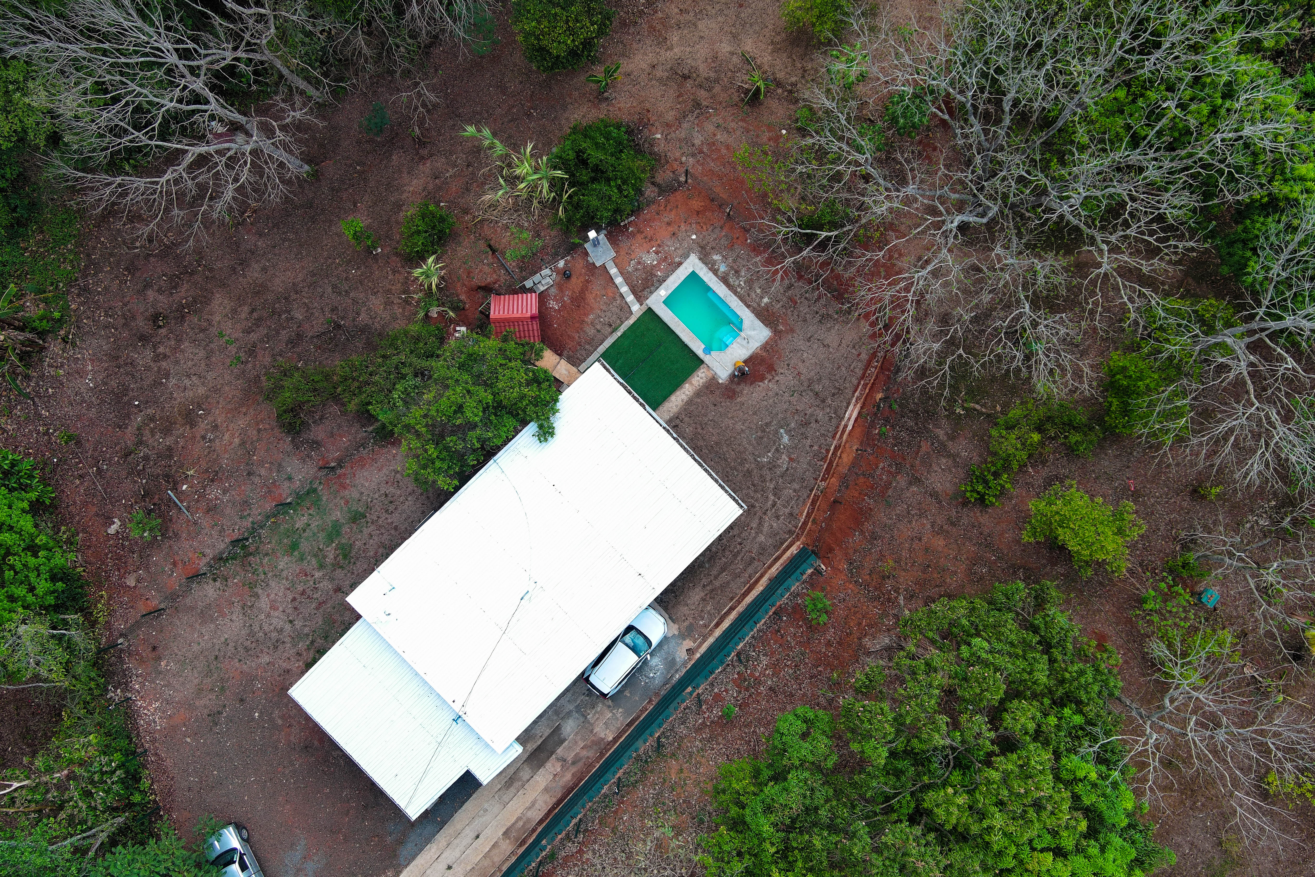 Vista aérea de Casa Turrubares con piscina privada rodeada de naturaleza