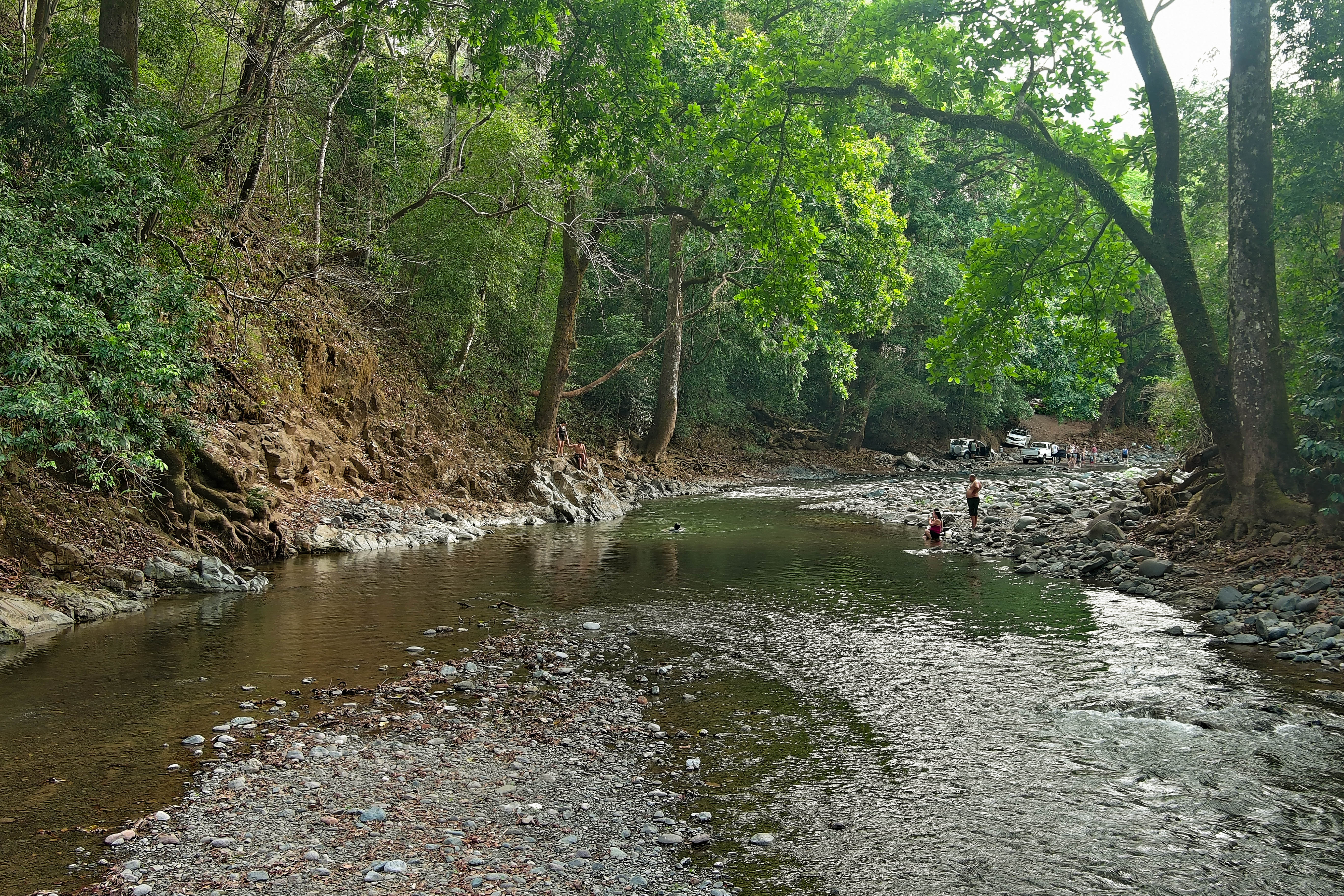 Familias disfrutando del río cristalino de Turrubares