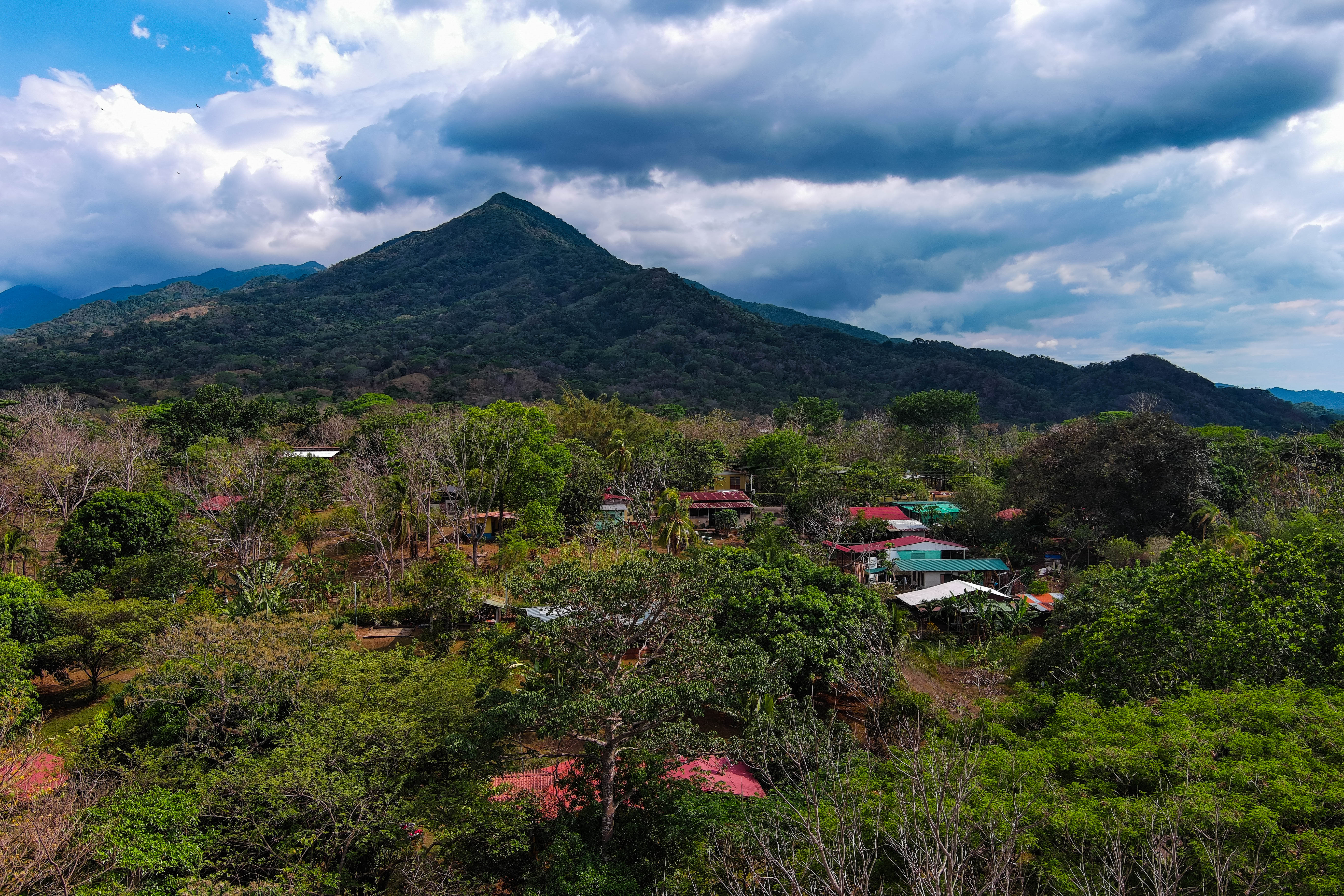 Vista aérea del pueblo de Turrubares con el volcán de fondo