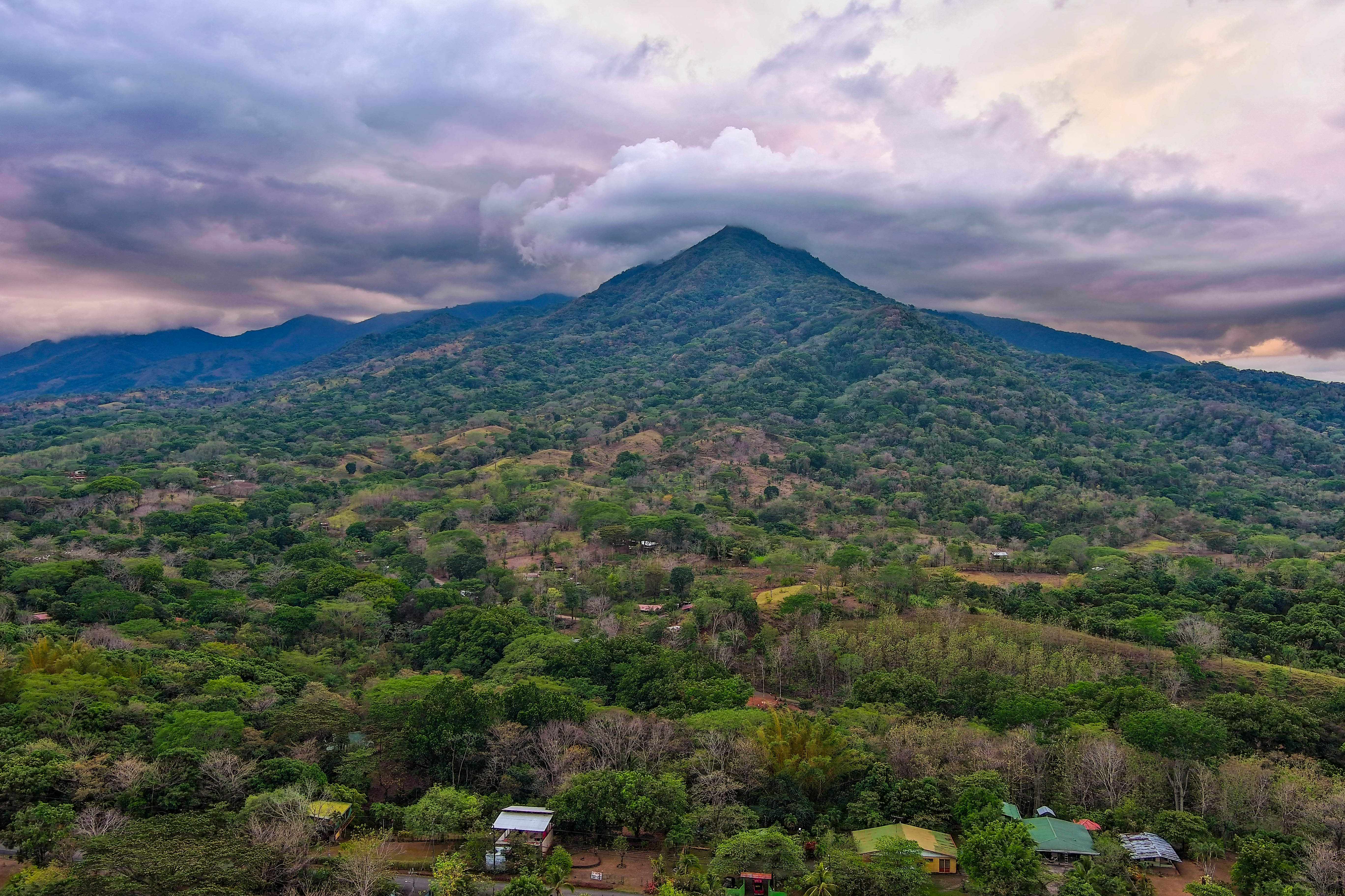 Vista aérea al atardecer de la montaña y valle de Turrubares